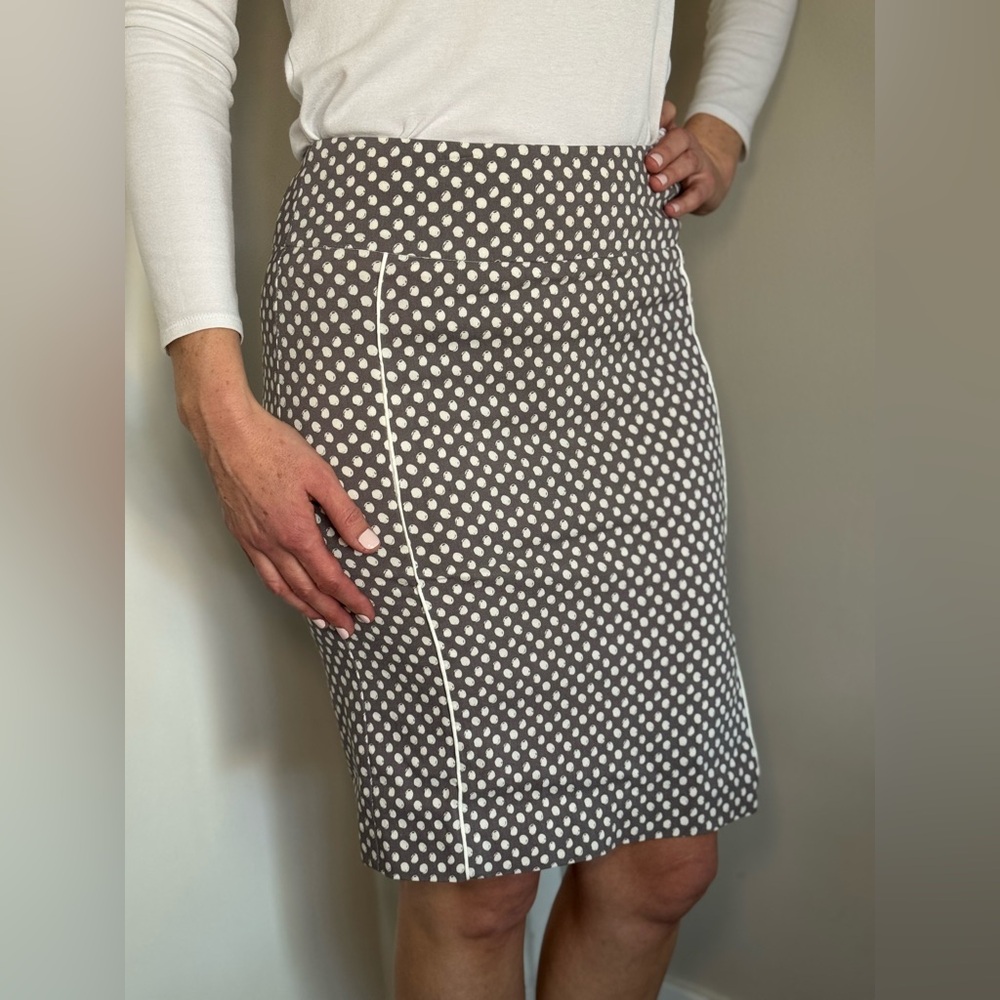 Grey doted white tight fit skirt